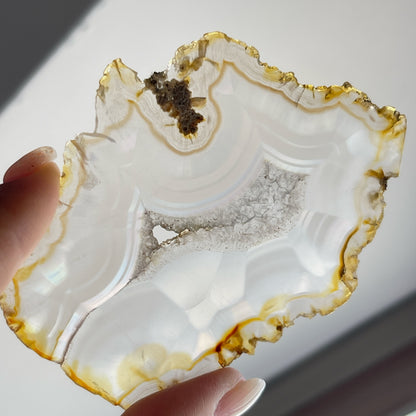 虹彩瑪瑙是一種細帶狀、半透明的石髓 (Chalcedony)，並且可將透射光分解成為光譜顏色。”Iris”意為”彩虹”或”虹彩虹色的”，源自於希臘彩虹女神的名字。  Iris agate is a finely-banded, translucent variety of chalcedony that breaks up transmitted light into spectral colors. The word “Iris” means “rainbow” or “to make iridescent” and is derived from the name of the Greek goddess of the rainbow.     *以上資料轉載自 “GIA Hong Kong - Jul 2021”