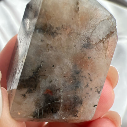  太陽石堇青石共生隨形  Sunstone Iolite  太陽石堇青石結合了Sunstone的溫暖喜悅和Iolite的涼爽平靜，幫助我們看到可能性。當生活感覺混亂，他能幫助我們重新接地並冷靜地評估情況。而且激活了我們解決問題的技能，鼓勵邏輯和直覺思維，帶來新的視角。太陽石堇青石推薦給任何想在身心上更健康的人，幫助我們養成健康的習慣並持開放態度。