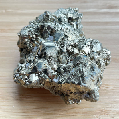 黃鐵礦又名愚人金(Fool’s Gold)  黃鐵礦是鐵和硫所形成的礦物，外觀反射出金黃色的光芒，所以會有人將黃鐵礦和黃金搞混。  🔮聚財法寶🔮  除了大家都十分熟悉的招財聚財功效外，其實黃鐵礦還可以用作辟邪，清除負氣場，淨化室內環境之用。  ** 記得盡量不要將黃鐵礦接觸水氣，盡量保持乾爽，平時得閒用乾紙巾抹抹保持閃令令就可以了😊     Origin : Peru 🇵🇪