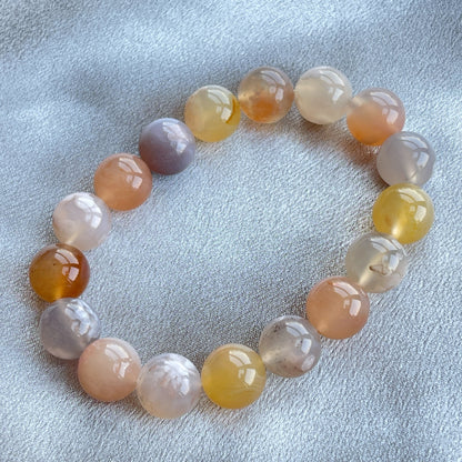 櫻花瑪瑙  -瑪瑙-Agate品種繁多，整個瑪瑙家族十分龐大。其中一種瑪瑙充滿溫柔優雅之美，深受女仕們喜愛，就是櫻花瑪瑙 - Blossoms Agate🌸  櫻花瑪瑙被視為寶石中的「第三眼」，靈性十足，象徵友善與愛心，也代表希望。  櫻花瑪瑙晶體內含粉白色、猶如朵朵盛開之櫻花的共生礦，每枝形態獨一無二，為人帶來溫柔細膩的內涵，會令人要停下來慢慢欣賞佢嘅美。  -能令人精神放鬆，減少失眠症狀  -瑪瑙具有平衡，穩定及保護的作用  -也是護身符及辟邪物，有保平安功效  -瑪瑙維持身心和諧，增強愛、忠誠及勇氣   