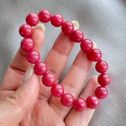 薔薇輝石

薔薇輝石 又名[ 玫瑰石 ]

是一種不透明的矽酸錳礦物，色調從淡粉色到深紅色不等

它具有玻璃光澤由方解石、鐵和鎂等其他礦物質組成



-消除紊亂思緒，保持清晰思考

-增加親和力，建立自信心

-有助培養高貴情操，擴闊心胸

-有助調和親情，友情，愛情的關係
