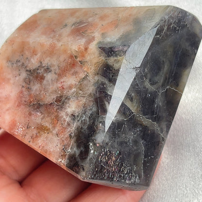Sunstone Iolite  太陽石堇青石結合了Sunstone的溫暖喜悅和Iolite的涼爽平靜，幫助我們看到可能性。當生活感覺混亂，他能幫助我們重新接地並冷靜地評估情況。而且激活了我們解決問題的技能，鼓勵邏輯和直覺思維，帶來新的視角。太陽石堇青石推薦給任何想在身心上更健康的人，幫助我們養成健康的習慣並持開放態度。