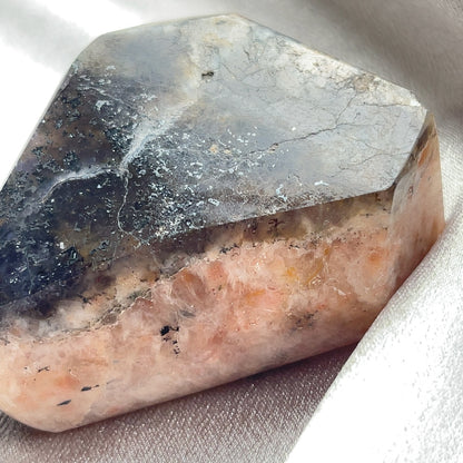  太陽石堇青石共生隨形  Sunstone Iolite  太陽石堇青石結合了Sunstone的溫暖喜悅和Iolite的涼爽平靜，幫助我們看到可能性。當生活感覺混亂，他能幫助我們重新接地並冷靜地評估情況。而且激活了我們解決問題的技能，鼓勵邏輯和直覺思維，帶來新的視角。太陽石堇青石推薦給任何想在身心上更健康的人，幫助我們養成健康的習慣並持開放態度。