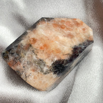  太陽石堇青石共生隨形  Sunstone Iolite  太陽石堇青石結合了Sunstone的溫暖喜悅和Iolite的涼爽平靜，幫助我們看到可能性。當生活感覺混亂，他能幫助我們重新接地並冷靜地評估情況。而且激活了我們解決問題的技能，鼓勵邏輯和直覺思維，帶來新的視角。太陽石堇青石推薦給任何想在身心上更健康的人，幫助我們養成健康的習慣並持開放態度。