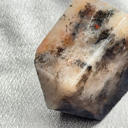  太陽石堇青石共生隨形  Sunstone Iolite  太陽石堇青石結合了Sunstone的溫暖喜悅和Iolite的涼爽平靜，幫助我們看到可能性。當生活感覺混亂，他能幫助我們重新接地並冷靜地評估情況。而且激活了我們解決問題的技能，鼓勵邏輯和直覺思維，帶來新的視角。太陽石堇青石推薦給任何想在身心上更健康的人，幫助我們養成健康的習慣並持開放態度。