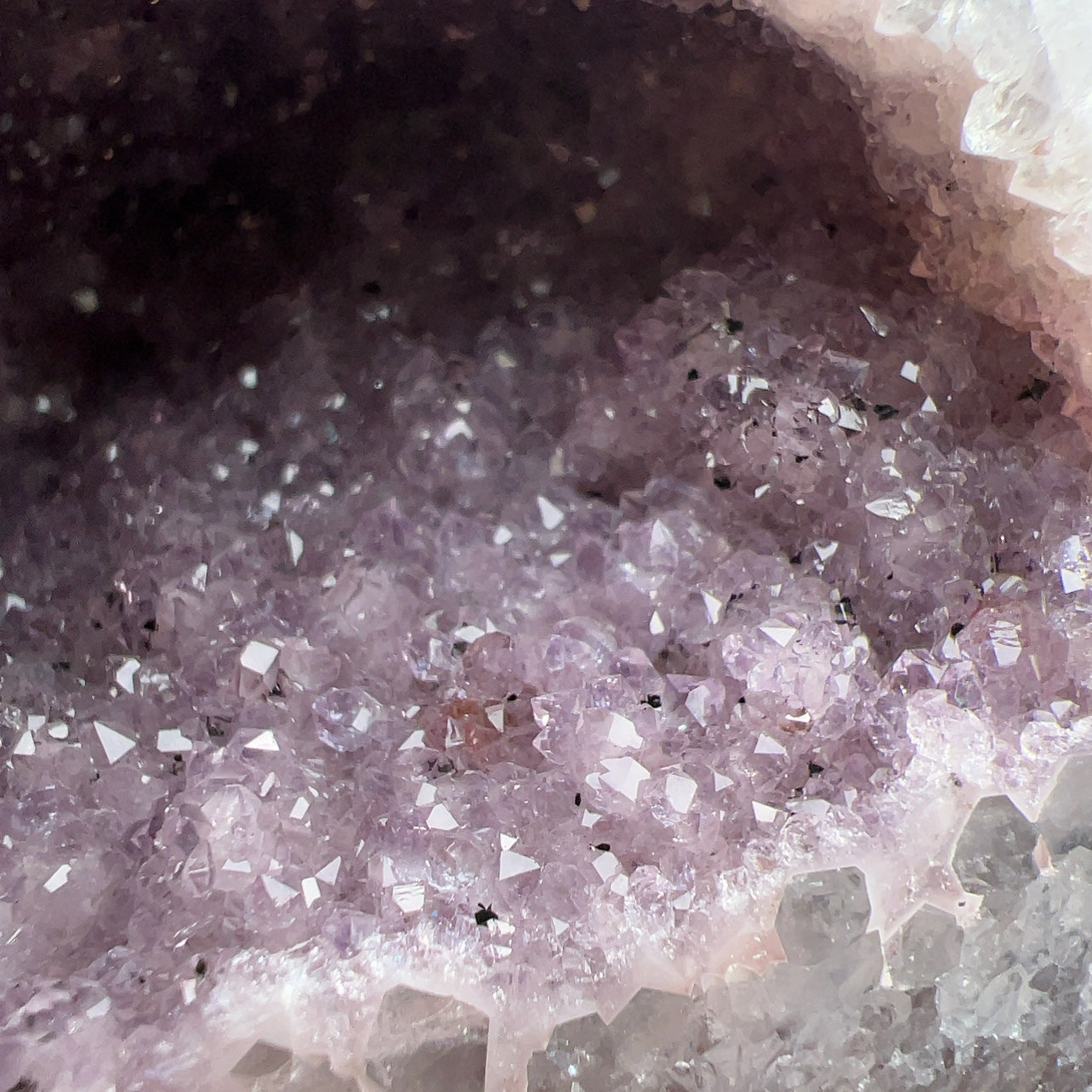 烏拉圭軟糖香芋紫色異象紫晶洞  異象晶其實是紫水晶的變異，產量較紫水晶鎮稀少 ，異象晶鎮是吉祥如意的寶石，放置在辦公室、客廳、書房與臥室等，都可以用以淨化室內不淨的磁場及負能量。  異象晶洞可以幫手串消磁、淨化、充電。 紫水晶  -代表著智慧，幫助頭腦清晰  -增加機智，提高直覺力與潛意識  -有助思考，激發創意，加強記憶力  -有「社交之石」之稱，有助於常遇貴人  -紫色光招引人緣及貴人，具有中國風水學裡「因貴得財」之意。  -加強包容心、容忍性  -舒緩緊張情緒，鎮定安神