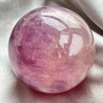 紫螢石共生雲母球  螢石是不可或缺的晶石之一，除左螢石有豐富嘅色彩和好高的觀賞價值之外，放她在工作枱亦都可以時時刻刻緩解煩躁的情緒，有助減低壓力，去除人體積累的負能量，同時亦可以減低電子器材發出的輻射。  這個螢石球都是有共生雲母片，在太陽光下都能看到，在燈光下更清楚見到整個水晶球都是在閃閃發光呢  ▪️螢石  -幫助頭腦保持清晰  -提升注意力集中  -適合常常用腦ge 朋友同同學仔  紫螢石適合從事思考的工作者，讓思考更敏銳。