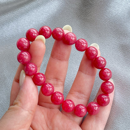 薔薇輝石

薔薇輝石 又名[ 玫瑰石 ]

是一種不透明的矽酸錳礦物，色調從淡粉色到深紅色不等

它具有玻璃光澤由方解石、鐵和鎂等其他礦物質組成



-消除紊亂思緒，保持清晰思考

-增加親和力，建立自信心

-有助培養高貴情操，擴闊心胸

-有助調和親情，友情，愛情的關係