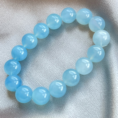 漸變海藍寶手串  海藍寶是歐洲自古以來最為人喜愛的寶石，並以Aquamarine 這個丁語為名，意思指「海水」。  海藍寶與祖母綠一樣屬於「綠柱石族」的寶石，裡面的水藍色是微量的鐵元素所造成的。  -放鬆緊張情緒，提升做事的勇氣和自信  -加強溝通，說服和表達能力  -適合工作上常常需要和人溝通的朋友