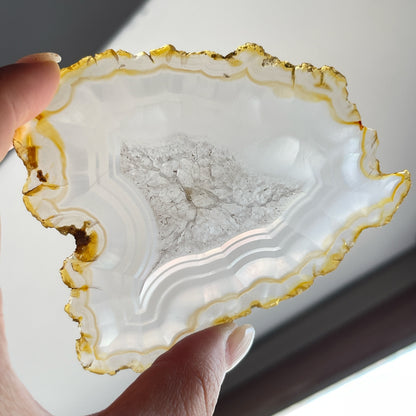 虹彩瑪瑙是一種細帶狀、半透明的石髓 (Chalcedony)，並且可將透射光分解成為光譜顏色。”Iris”意為”彩虹”或”虹彩虹色的”，源自於希臘彩虹女神的名字。  Iris agate is a finely-banded, translucent variety of chalcedony that breaks up transmitted light into spectral colors. The word “Iris” means “rainbow” or “to make iridescent” and is derived from the name of the Greek goddess of the rainbow.     *以上資料轉載自 “GIA Hong Kong - Jul 2021”