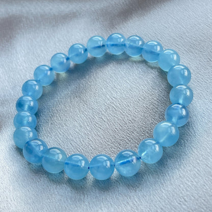 海藍寶手串  海藍寶是歐洲自古以來最為人喜愛的寶石，並以Aquamarine 這個丁語為名，意思指「海水」。  海藍寶與祖母綠一樣屬於「綠柱石族」的寶石，裡面的水藍色是微量的鐵元素所造成的。  -放鬆緊張情緒，提升做事的勇氣和自信  -提升表達能力⬆️  -適合工作上常常需要和人溝通的朋友
