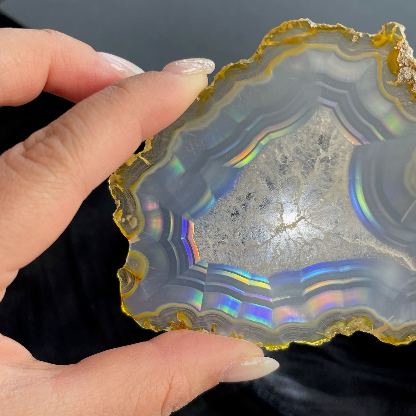 虹彩瑪瑙是一種細帶狀、半透明的石髓 (Chalcedony)，並且可將透射光分解成為光譜顏色。”Iris”意為”彩虹”或”虹彩虹色的”，源自於希臘彩虹女神的名字。  Iris agate is a finely-banded, translucent variety of chalcedony that breaks up transmitted light into spectral colors. The word “Iris” means “rainbow” or “to make iridescent” and is derived from the name of the Greek goddess of the rainbow.     *以上資料轉載自 “GIA Hong Kong - Jul 2021”