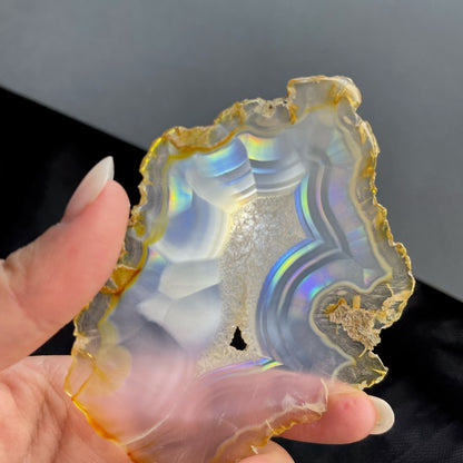 虹彩瑪瑙是一種細帶狀、半透明的石髓 (Chalcedony)，並且可將透射光分解成為光譜顏色。”Iris”意為”彩虹”或”虹彩虹色的”，源自於希臘彩虹女神的名字。  Iris agate is a finely-banded, translucent variety of chalcedony that breaks up transmitted light into spectral colors. The word “Iris” means “rainbow” or “to make iridescent” and is derived from the name of the Greek goddess of the rainbow.     *以上資料轉載自 “GIA Hong Kong - Jul 2021”
