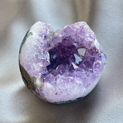 Brazil Amethyst Sphere 巴西紫晶開口笑球  開口笑水晶簇球是一種很多人喜愛的風水石，有招財聚財，招貴人之效用，如果想放置的位置唔容許擺設大型晶洞，這種開口笑一定會是最佳選擇😊  紫晶，一向代表著智慧，加強決策力，利人緣，對舒緩緊張情緒有幫助，促進問題解決。