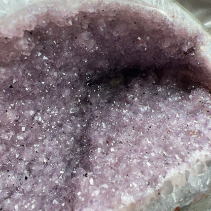 烏拉圭軟糖香芋紫色異象紫晶洞  異象晶其實是紫水晶的變異，產量較紫水晶鎮稀少 ，異象晶鎮是吉祥如意的寶石，放置在辦公室、客廳、書房與臥室等，都可以用以淨化室內不淨的磁場及負能量。  異象晶洞可以幫手串消磁、淨化、充電。 紫水晶  -代表著智慧，幫助頭腦清晰  -增加機智，提高直覺力與潛意識  -有助思考，激發創意，加強記憶力  -有「社交之石」之稱，有助於常遇貴人  -紫色光招引人緣及貴人，具有中國風水學裡「因貴得財」之意。  -加強包容心、容忍性  -舒緩緊張情緒，鎮定安神