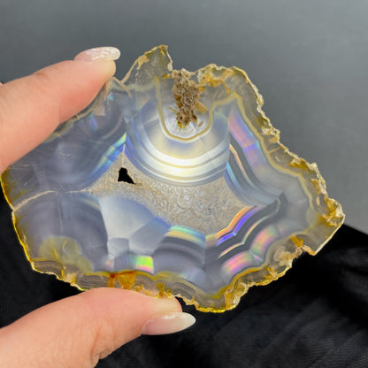 虹彩瑪瑙是一種細帶狀、半透明的石髓 (Chalcedony)，並且可將透射光分解成為光譜顏色。”Iris”意為”彩虹”或”虹彩虹色的”，源自於希臘彩虹女神的名字。  Iris agate is a finely-banded, translucent variety of chalcedony that breaks up transmitted light into spectral colors. The word “Iris” means “rainbow” or “to make iridescent” and is derived from the name of the Greek goddess of the rainbow.     *以上資料轉載自 “GIA Hong Kong - Jul 2021”