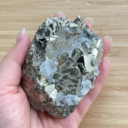 黃鐵礦又名愚人金(Fool’s Gold)  黃鐵礦是鐵和硫所形成的礦物，外觀反射出金黃色的光芒，所以會有人將黃鐵礦和黃金搞混。  🔮聚財法寶🔮  除了大家都十分熟悉的招財聚財功效外，其實黃鐵礦還可以用作辟邪，清除負氣場，淨化室內環境之用。  ** 記得盡量不要將黃鐵礦接觸水氣，盡量保持乾爽，平時得閒用乾紙巾抹抹保持閃令令就可以了😊     Origin : Peru 🇵🇪