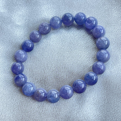 坦桑石手串 -Tanzanite  ✨十二月誕生石✨      幫助於迷茫中找到方向和力量     增強覺悟性，提高自我反省能力     增強人際關係和溝通技巧     平衡情緒，減輕壓力和焦慮     提升創造力和想像力，激發靈感     它是一種相對脆弱的寶石：儘管坦桑石的硬度在6.5-7之間，但它的脆弱性比其他寶石更高，因此需要特別小心保護和保養。