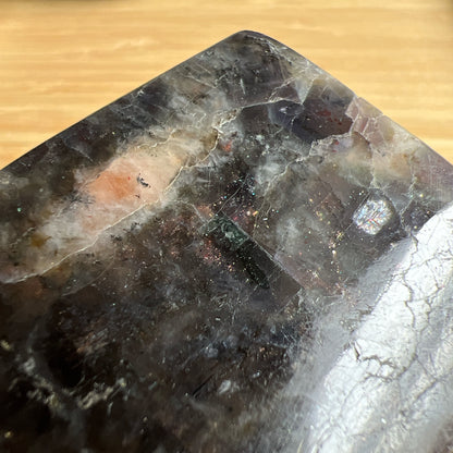  太陽石堇青石共生隨形  Sunstone Iolite  太陽石堇青石結合了Sunstone的溫暖喜悅和Iolite的涼爽平靜，幫助我們看到可能性。當生活感覺混亂，他能幫助我們重新接地並冷靜地評估情況。而且激活了我們解決問題的技能，鼓勵邏輯和直覺思維，帶來新的視角。太陽石堇青石推薦給任何想在身心上更健康的人，幫助我們養成健康的習慣並持開放態度。