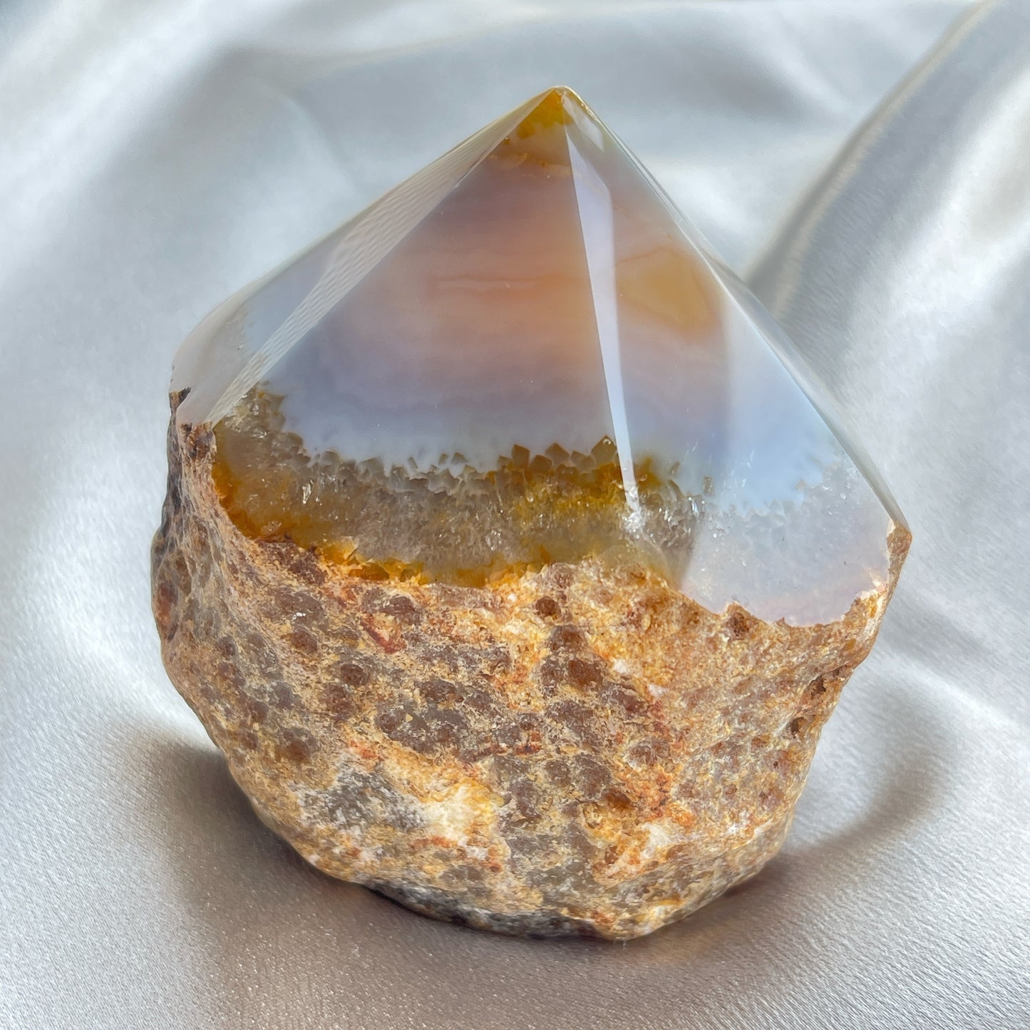 呢一lot agate cut base , 喜歡一些原始，簡單啲ge 朋友仔可以留意下，這款是只打磨上面嘅尖頂，底部則簡單切平，除了用作擺設外，佢哋size 非常適合放手串佢消磁的😊  -能令人精神放鬆，減少失眠症狀 -瑪瑙具有平衡，穩定及保護的作用 -也是護身符及辟邪物，有保平安功效 -瑪瑙維持身心和諧，增強愛、忠誠及勇氣