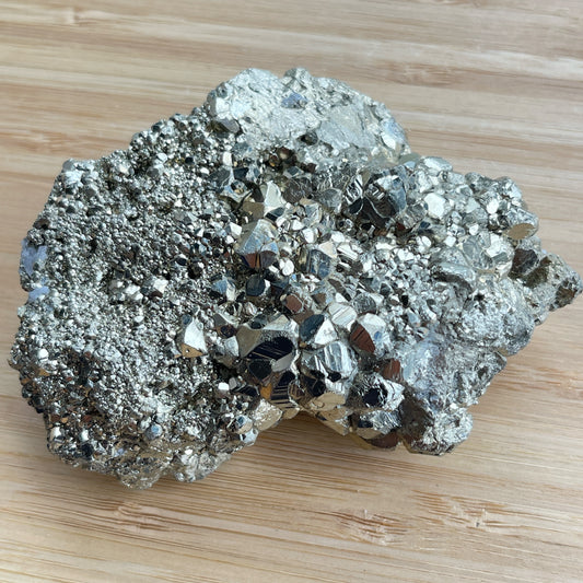黃鐵礦又名愚人金(Fool’s Gold)  黃鐵礦是鐵和硫所形成的礦物，外觀反射出金黃色的光芒，所以會有人將黃鐵礦和黃金搞混。  🔮聚財法寶🔮  除了大家都十分熟悉的招財聚財功效外，其實黃鐵礦還可以用作辟邪，清除負氣場，淨化室內環境之用。  ** 記得盡量不要將黃鐵礦接觸水氣，盡量保持乾爽，平時得閒用乾紙巾抹抹保持閃令令就可以了😊     Origin : Peru 🇵🇪