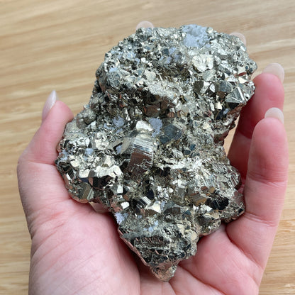 黃鐵礦又名愚人金(Fool’s Gold)  黃鐵礦是鐵和硫所形成的礦物，外觀反射出金黃色的光芒，所以會有人將黃鐵礦和黃金搞混。  🔮聚財法寶🔮  除了大家都十分熟悉的招財聚財功效外，其實黃鐵礦還可以用作辟邪，清除負氣場，淨化室內環境之用。  ** 記得盡量不要將黃鐵礦接觸水氣，盡量保持乾爽，平時得閒用乾紙巾抹抹保持閃令令就可以了😊     Origin : Peru 🇵🇪