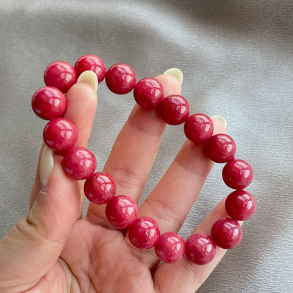 薔薇輝石

薔薇輝石 又名[ 玫瑰石 ]

是一種不透明的矽酸錳礦物，色調從淡粉色到深紅色不等

它具有玻璃光澤由方解石、鐵和鎂等其他礦物質組成



-消除紊亂思緒，保持清晰思考

-增加親和力，建立自信心

-有助培養高貴情操，擴闊心胸

-有助調和親情，友情，愛情的關係