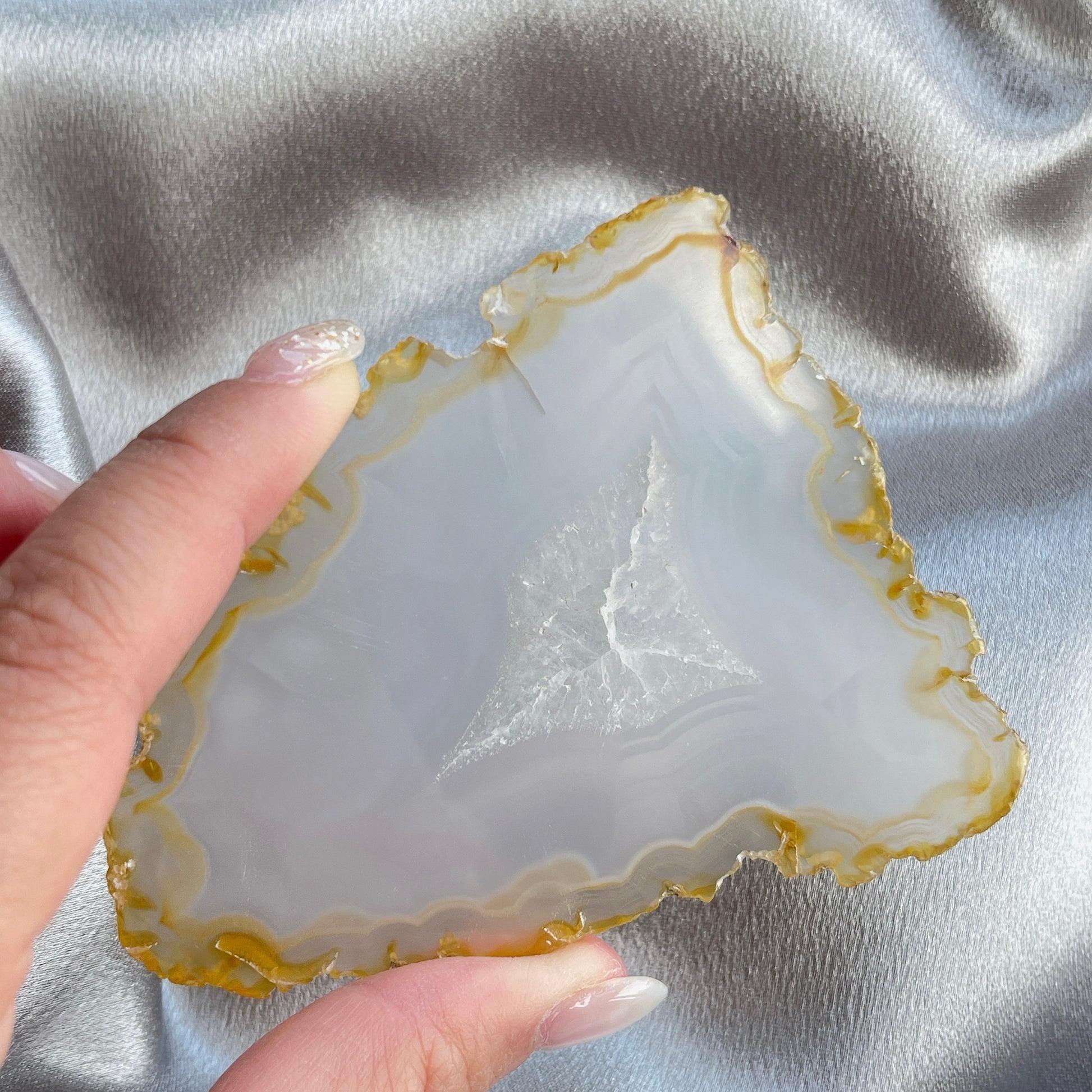 虹彩瑪瑙是一種細帶狀、半透明的石髓 (Chalcedony)，並且可將透射光分解成為光譜顏色。”Iris”意為”彩虹”或”虹彩虹色的”，源自於希臘彩虹女神的名字。  Iris agate is a finely-banded, translucent variety of chalcedony that breaks up transmitted light into spectral colors. The word “Iris” means “rainbow” or “to make iridescent” and is derived from the name of the Greek goddess of the rainbow.     *以上資料轉載自 “GIA Hong Kong - Jul 2021”