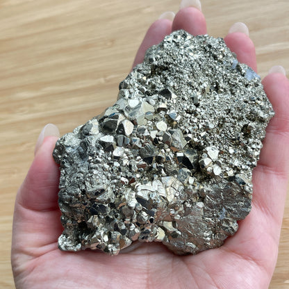 黃鐵礦又名愚人金(Fool’s Gold)  黃鐵礦是鐵和硫所形成的礦物，外觀反射出金黃色的光芒，所以會有人將黃鐵礦和黃金搞混。  🔮聚財法寶🔮  除了大家都十分熟悉的招財聚財功效外，其實黃鐵礦還可以用作辟邪，清除負氣場，淨化室內環境之用。  ** 記得盡量不要將黃鐵礦接觸水氣，盡量保持乾爽，平時得閒用乾紙巾抹抹保持閃令令就可以了😊     Origin : Peru 🇵🇪