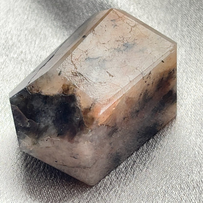  太陽石堇青石共生隨形  Sunstone Iolite  太陽石堇青石結合了Sunstone的溫暖喜悅和Iolite的涼爽平靜，幫助我們看到可能性。當生活感覺混亂，他能幫助我們重新接地並冷靜地評估情況。而且激活了我們解決問題的技能，鼓勵邏輯和直覺思維，帶來新的視角。太陽石堇青石推薦給任何想在身心上更健康的人，幫助我們養成健康的習慣並持開放態度。