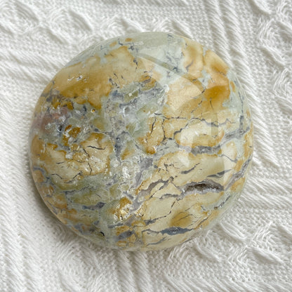 海洋碧玉手把

Pastels 感覺的顏色是真的很吸引的，有一種很平靜的感覺

海洋碧玉又名海洋石，是馬達加斯加的特產，最初發現於沿海地區，顏色範圍廣泛，色彩多樣性，大多數是由不透明的玉髓及石英組成的，而有些部分則是半透明及結晶化的。而海洋碧玉也稱作球形碧玉(Orbicular Jasper)。

海洋碧玉是你心情覺得沮喪時的好夥伴

-穩定情緒，平衡身心

-釋除負面的自我認知

-排走負能量，令頭腦清晰

-開啟內心的快樂和滿足
