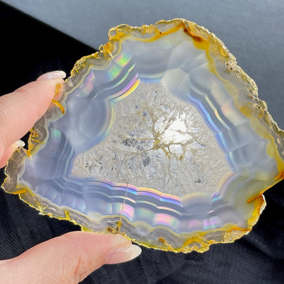 虹彩瑪瑙是一種細帶狀、半透明的石髓 (Chalcedony)，並且可將透射光分解成為光譜顏色。”Iris”意為”彩虹”或”虹彩虹色的”，源自於希臘彩虹女神的名字。  Iris agate is a finely-banded, translucent variety of chalcedony that breaks up transmitted light into spectral colors. The word “Iris” means “rainbow” or “to make iridescent” and is derived from the name of the Greek goddess of the rainbow.     *以上資料轉載自 “GIA Hong Kong - Jul 2021”