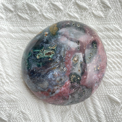 海洋碧玉手把

Pastels 感覺的顏色是真的很吸引的，有一種很平靜的感覺

海洋碧玉又名海洋石，是馬達加斯加的特產，最初發現於沿海地區，顏色範圍廣泛，色彩多樣性，大多數是由不透明的玉髓及石英組成的，而有些部分則是半透明及結晶化的。而海洋碧玉也稱作球形碧玉(Orbicular Jasper)。

海洋碧玉是你心情覺得沮喪時的好夥伴

-穩定情緒，平衡身心

-釋除負面的自我認知

-排走負能量，令頭腦清晰

-開啟內心的快樂和滿足