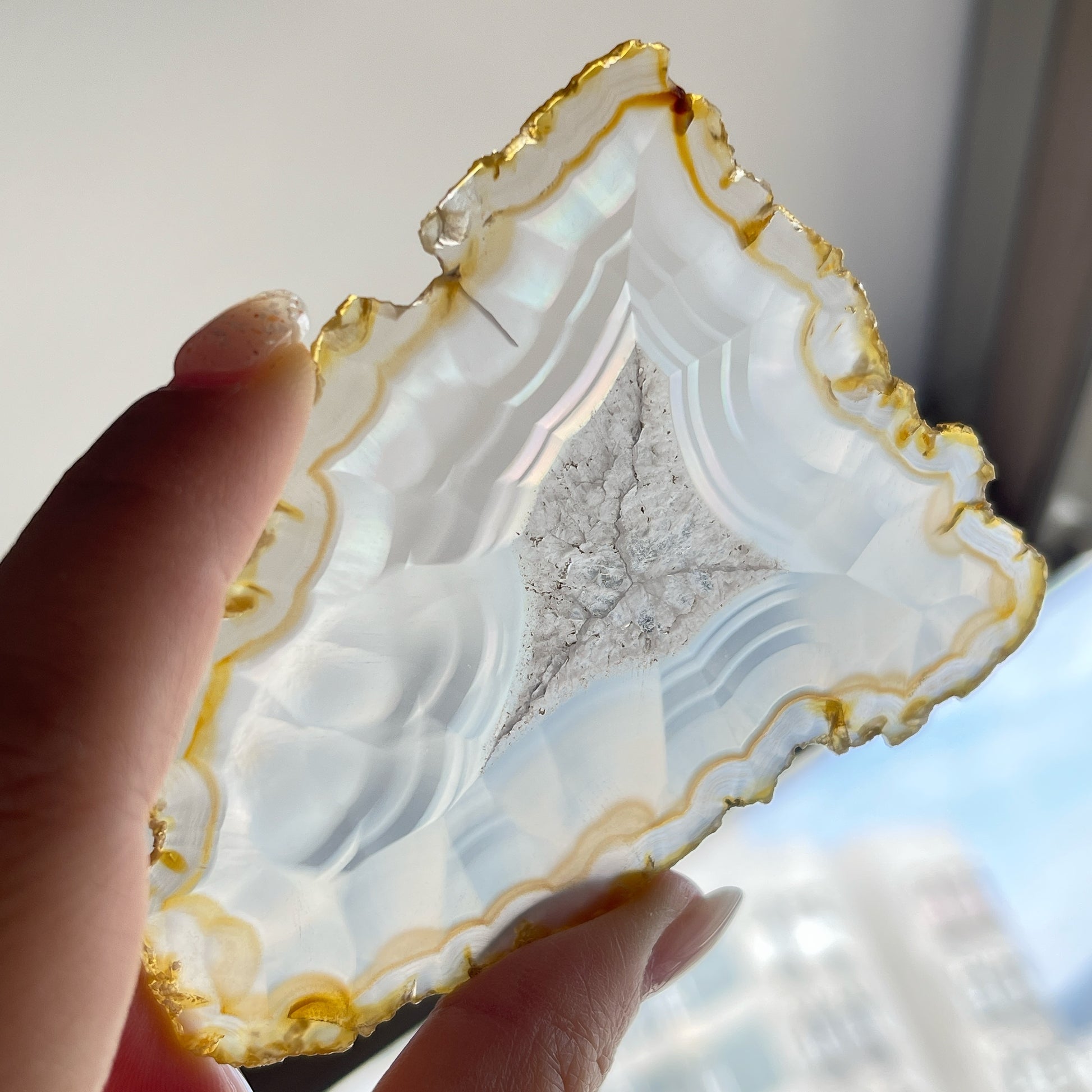 虹彩瑪瑙是一種細帶狀、半透明的石髓 (Chalcedony)，並且可將透射光分解成為光譜顏色。”Iris”意為”彩虹”或”虹彩虹色的”，源自於希臘彩虹女神的名字。  Iris agate is a finely-banded, translucent variety of chalcedony that breaks up transmitted light into spectral colors. The word “Iris” means “rainbow” or “to make iridescent” and is derived from the name of the Greek goddess of the rainbow.     *以上資料轉載自 “GIA Hong Kong - Jul 2021”