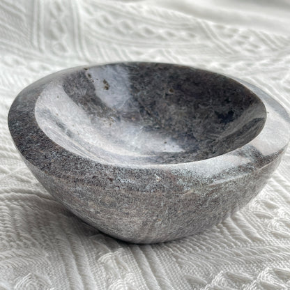 海洋碧玉消磁碗  海洋碧玉碗可當作消磁碗，又可擺放小飾物，唔同小型水晶礦石等。  海洋碧玉又名海洋石，是馬達加斯加的特產，最初發現於沿海地區，顏色範圍廣泛，色彩多樣性，大多數是由不透明的玉髓及石英組成的，而有些部分則是半透明及結晶化的。而海洋碧玉也稱作球形碧玉(Orbicular Jasper)。  海洋碧玉是你心情覺得沮喪時的好夥伴  -穩定情緒，平衡身心  -釋除負面的自我認知  -排走負能量，令頭腦清晰  -開啟內心的快樂和滿足