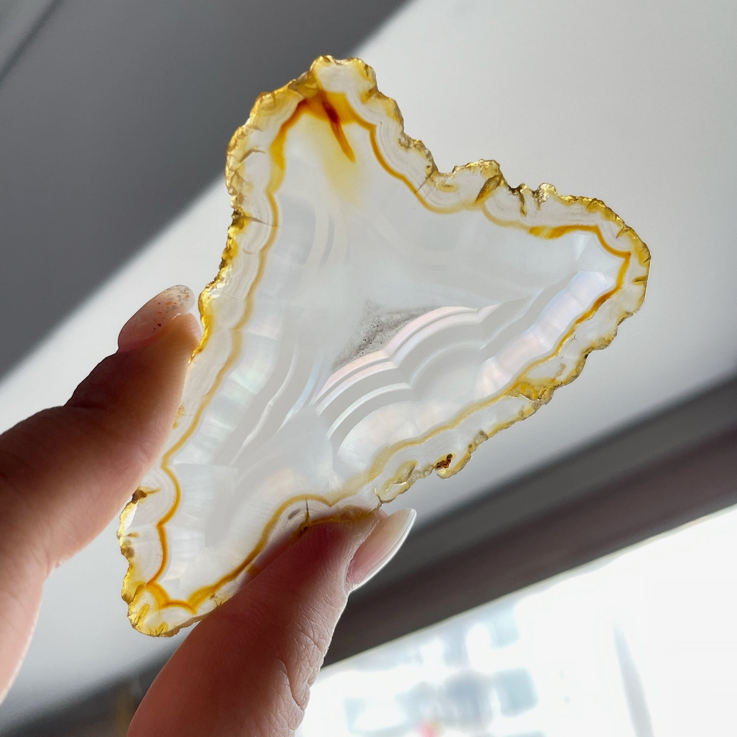 虹彩瑪瑙是一種細帶狀、半透明的石髓 (Chalcedony)，並且可將透射光分解成為光譜顏色。”Iris”意為”彩虹”或”虹彩虹色的”，源自於希臘彩虹女神的名字。  Iris agate is a finely-banded, translucent variety of chalcedony that breaks up transmitted light into spectral colors. The word “Iris” means “rainbow” or “to make iridescent” and is derived from the name of the Greek goddess of the rainbow.     *以上資料轉載自 “GIA Hong Kong - Jul 2021”