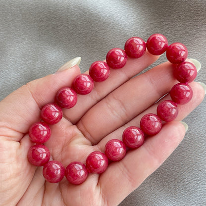 薔薇輝石

薔薇輝石 又名 [ 玫瑰石 ]

是一種不透明的矽酸錳礦物，色調從淡粉色到深紅色不等

它具有玻璃光澤由方解石、鐵和鎂等其他礦物質組成



-消除紊亂思緒，保持清晰思考

-增加親和力，建立自信心

-有助培養高貴情操，擴闊心胸

-有助調和親情，友情，愛情的關係
