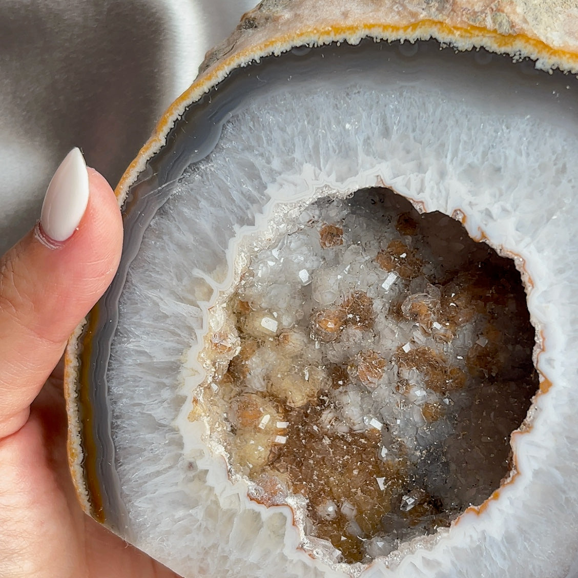 巴西瑪瑙水晶洞 Agate Geode Cut Base  晶洞還可以幫你吸財聚財，招貴人😊  -能令人精神放鬆，減少失眠症狀  -瑪瑙具有平衡，穩定及保護的作用  -也是護身符及辟邪物，有保平安功效  -瑪瑙維持身心和諧，增強愛、忠誠及勇氣   