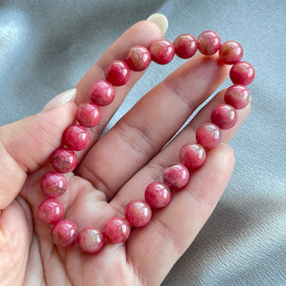 玉化薔薇輝石手串

薔薇輝石又名玫瑰石

-消除紊亂思緒，保持清晰思考

-增加親和力，建立自信心

-有助培養高貴情操，擴闊心胸

-有助調和親情，友情，愛情的關係