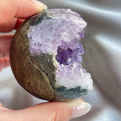 Brazil Amethyst Sphere 巴西紫晶開口笑球  開口笑水晶簇球是一種很多人喜愛的風水石，有招財聚財，招貴人之效用，如果想放置的位置唔容許擺設大型晶洞，這種開口笑一定會是最佳選擇😊  紫晶，一向代表著智慧，加強決策力，利人緣，對舒緩緊張情緒有幫助，促進問題解決。
