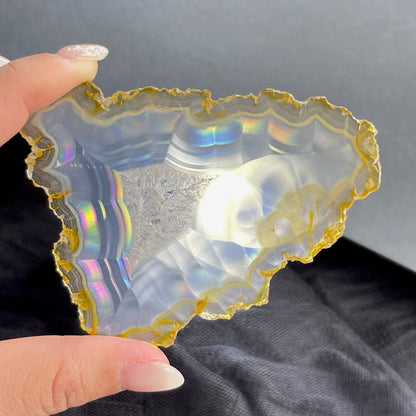 虹彩瑪瑙是一種細帶狀、半透明的石髓 (Chalcedony)，並且可將透射光分解成為光譜顏色。”Iris”意為”彩虹”或”虹彩虹色的”，源自於希臘彩虹女神的名字。  Iris agate is a finely-banded, translucent variety of chalcedony that breaks up transmitted light into spectral colors. The word “Iris” means “rainbow” or “to make iridescent” and is derived from the name of the Greek goddess of the rainbow.     *以上資料轉載自 “GIA Hong Kong - Jul 2021”
