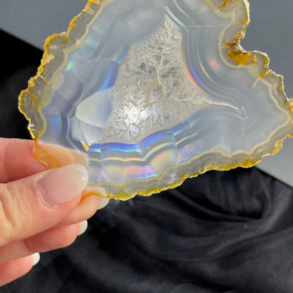虹彩瑪瑙是一種細帶狀、半透明的石髓 (Chalcedony)，並且可將透射光分解成為光譜顏色。”Iris”意為”彩虹”或”虹彩虹色的”，源自於希臘彩虹女神的名字。  Iris agate is a finely-banded, translucent variety of chalcedony that breaks up transmitted light into spectral colors. The word “Iris” means “rainbow” or “to make iridescent” and is derived from the name of the Greek goddess of the rainbow.     *以上資料轉載自 “GIA Hong Kong - Jul 2021”