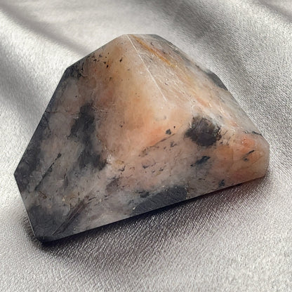 太陽石堇青石共生隨形  Sunstone Iolite  太陽石堇青石結合了Sunstone的溫暖喜悅和Iolite的涼爽平靜，幫助我們看到可能性。當生活感覺混亂，他能幫助我們重新接地並冷靜地評估情況。而且激活了我們解決問題的技能，鼓勵邏輯和直覺思維，帶來新的視角。太陽石堇青石推薦給任何想在身心上更健康的人，幫助我們養成健康的習慣並持開放態度。