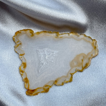 虹彩瑪瑙是一種細帶狀、半透明的石髓 (Chalcedony)，並且可將透射光分解成為光譜顏色。”Iris”意為”彩虹”或”虹彩虹色的”，源自於希臘彩虹女神的名字。  Iris agate is a finely-banded, translucent variety of chalcedony that breaks up transmitted light into spectral colors. The word “Iris” means “rainbow” or “to make iridescent” and is derived from the name of the Greek goddess of the rainbow.     *以上資料轉載自 “GIA Hong Kong - Jul 2021”