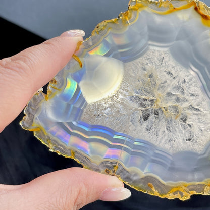 虹彩瑪瑙是一種細帶狀、半透明的石髓 (Chalcedony)，並且可將透射光分解成為光譜顏色。”Iris”意為”彩虹”或”虹彩虹色的”，源自於希臘彩虹女神的名字。  Iris agate is a finely-banded, translucent variety of chalcedony that breaks up transmitted light into spectral colors. The word “Iris” means “rainbow” or “to make iridescent” and is derived from the name of the Greek goddess of the rainbow.     *以上資料轉載自 “GIA Hong Kong - Jul 2021”