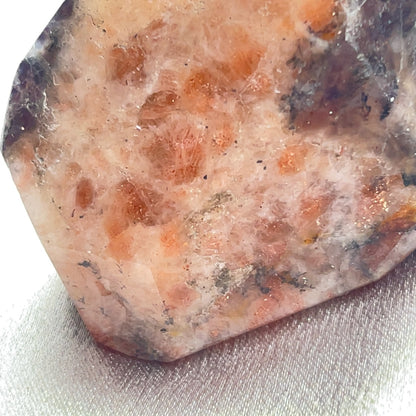  太陽石堇青石共生隨形  Sunstone Iolite  太陽石堇青石結合了Sunstone的溫暖喜悅和Iolite的涼爽平靜，幫助我們看到可能性。當生活感覺混亂，他能幫助我們重新接地並冷靜地評估情況。而且激活了我們解決問題的技能，鼓勵邏輯和直覺思維，帶來新的視角。太陽石堇青石推薦給任何想在身心上更健康的人，幫助我們養成健康的習慣並持開放態度。