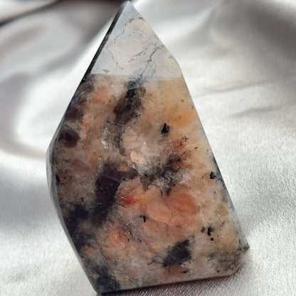  太陽石堇青石共生隨形  Sunstone Iolite  太陽石堇青石結合了Sunstone的溫暖喜悅和Iolite的涼爽平靜，幫助我們看到可能性。當生活感覺混亂，他能幫助我們重新接地並冷靜地評估情況。而且激活了我們解決問題的技能，鼓勵邏輯和直覺思維，帶來新的視角。太陽石堇青石推薦給任何想在身心上更健康的人，幫助我們養成健康的習慣並持開放態度。