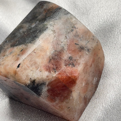 Sunstone Iolite  太陽石堇青石結合了Sunstone的溫暖喜悅和Iolite的涼爽平靜，幫助我們看到可能性。當生活感覺混亂，他能幫助我們重新接地並冷靜地評估情況。而且激活了我們解決問題的技能，鼓勵邏輯和直覺思維，帶來新的視角。太陽石堇青石推薦給任何想在身心上更健康的人，幫助我們養成健康的習慣並持開放態度。