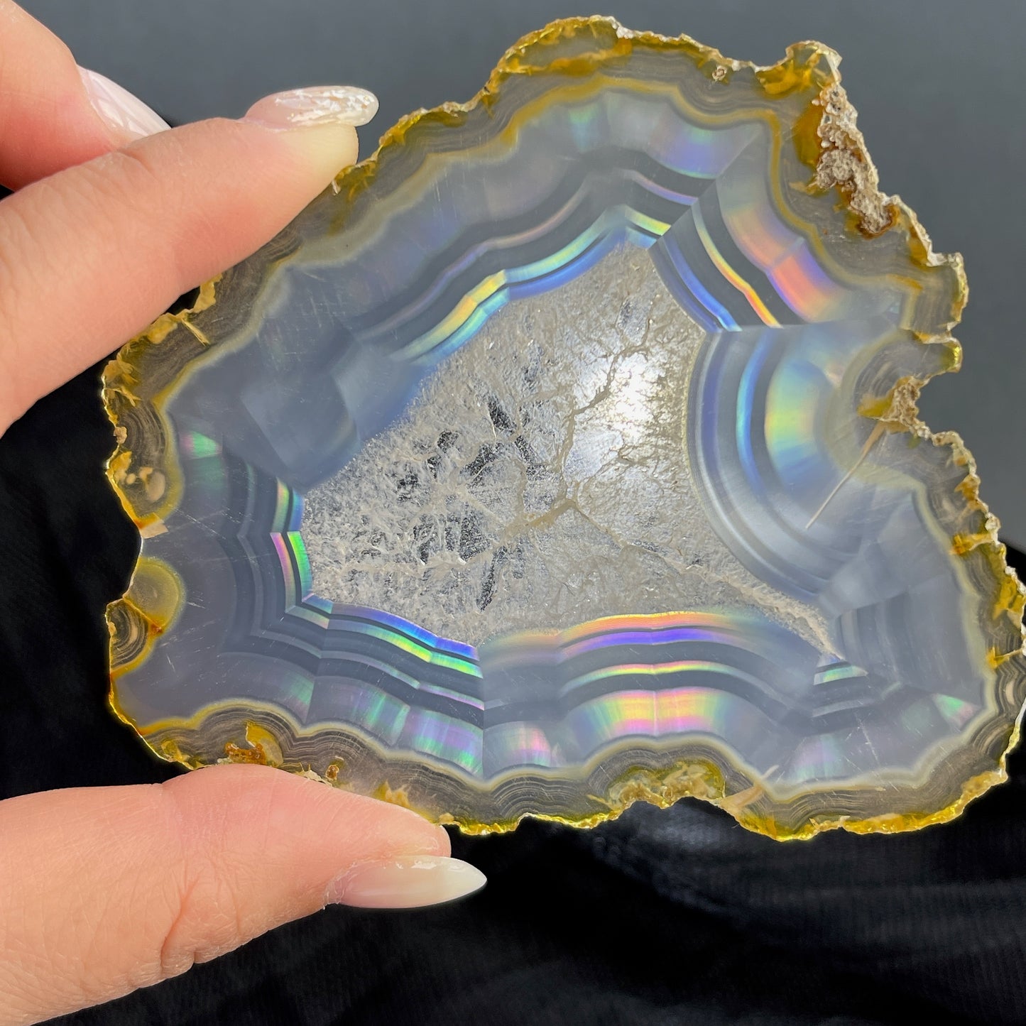 虹彩瑪瑙是一種細帶狀、半透明的石髓 (Chalcedony)，並且可將透射光分解成為光譜顏色。”Iris”意為”彩虹”或”虹彩虹色的”，源自於希臘彩虹女神的名字。  Iris agate is a finely-banded, translucent variety of chalcedony that breaks up transmitted light into spectral colors. The word “Iris” means “rainbow” or “to make iridescent” and is derived from the name of the Greek goddess of the rainbow.     *以上資料轉載自 “GIA Hong Kong - Jul 2021”