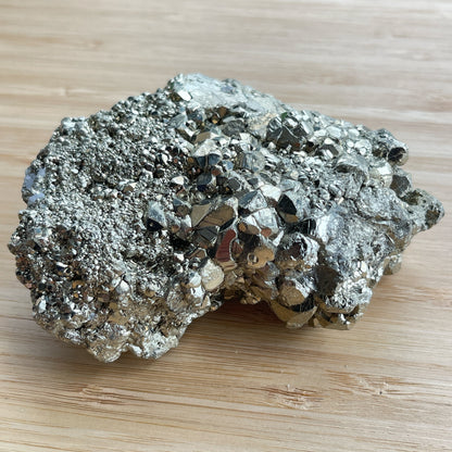 黃鐵礦又名愚人金(Fool’s Gold)  黃鐵礦是鐵和硫所形成的礦物，外觀反射出金黃色的光芒，所以會有人將黃鐵礦和黃金搞混。  🔮聚財法寶🔮  除了大家都十分熟悉的招財聚財功效外，其實黃鐵礦還可以用作辟邪，清除負氣場，淨化室內環境之用。  ** 記得盡量不要將黃鐵礦接觸水氣，盡量保持乾爽，平時得閒用乾紙巾抹抹保持閃令令就可以了😊     Origin : Peru 🇵🇪